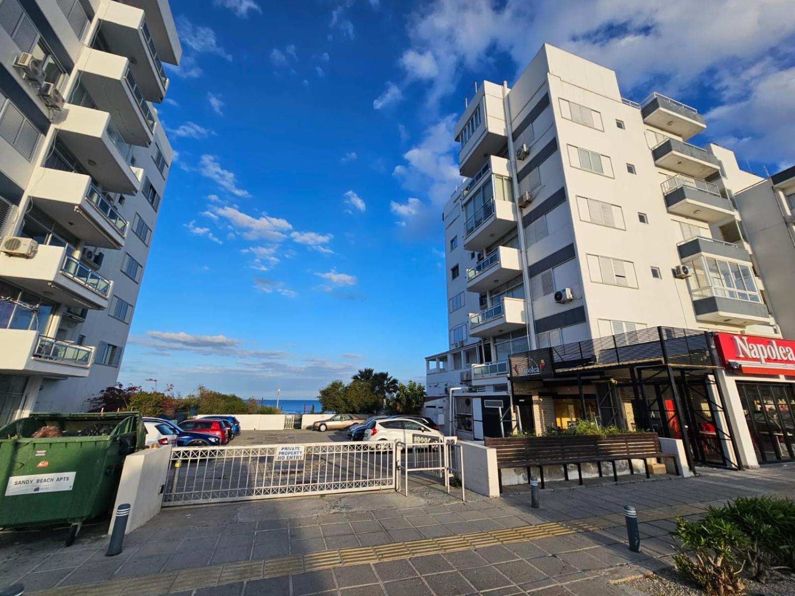 Makenzy Sandy Beachfront Paradise ラルナカ エクステリア 写真