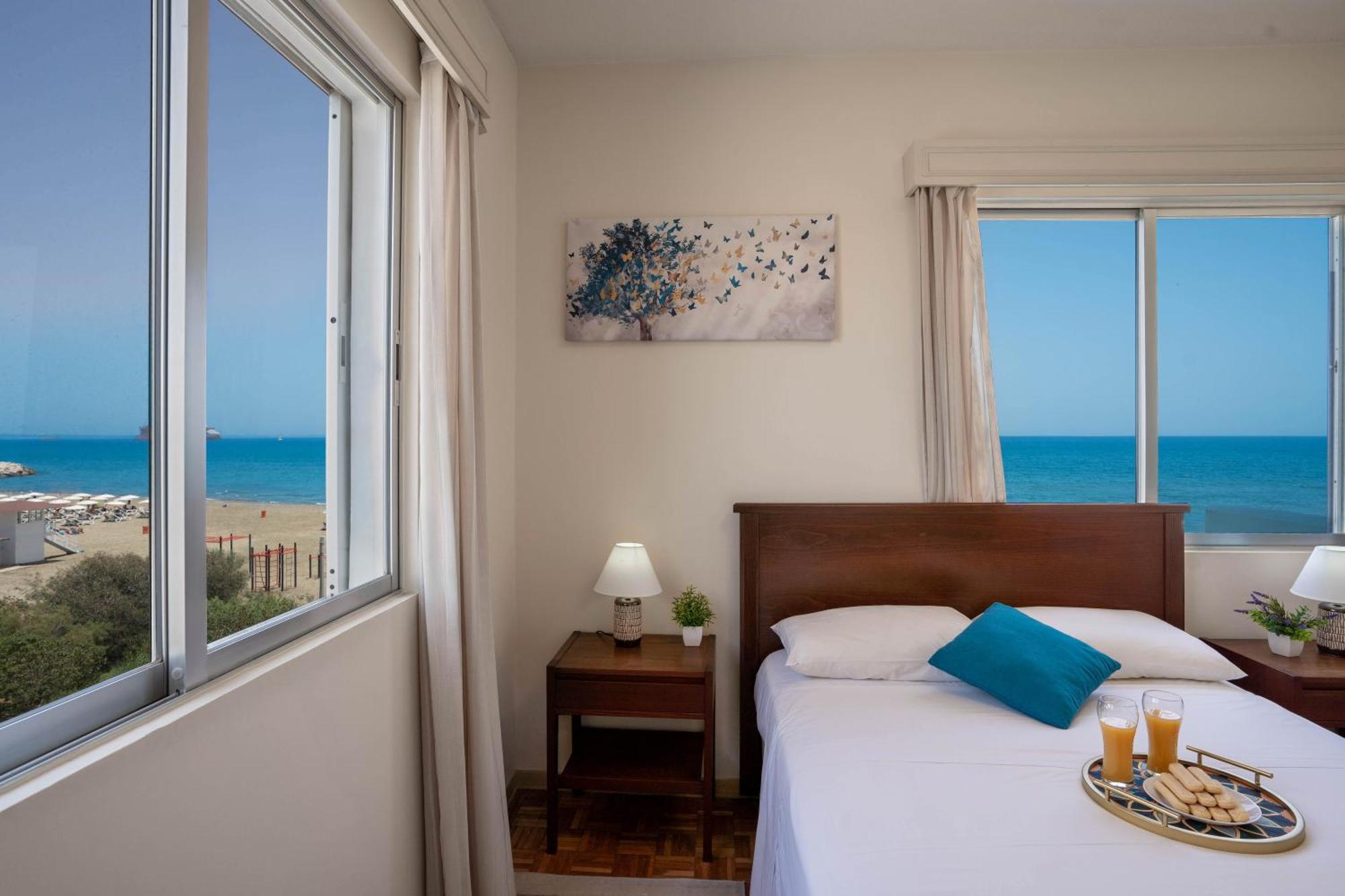 Makenzy Sandy Beachfront Paradise ラルナカ エクステリア 写真