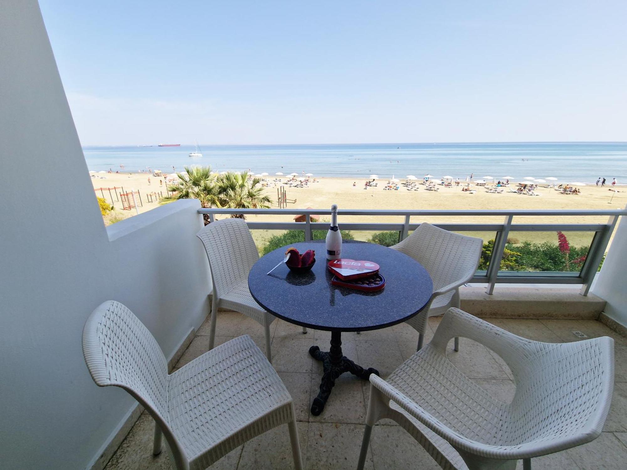 Makenzy Sandy Beachfront Paradise ラルナカ エクステリア 写真